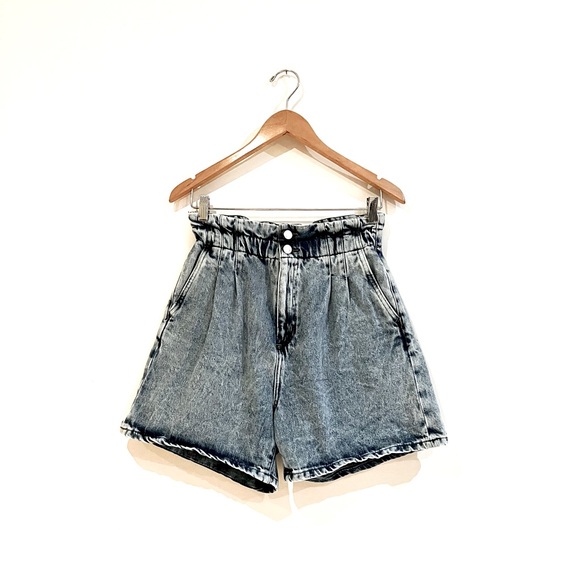 Dynamite denim shorts with two buttons and elastic at the waist. Small size - Picture 1 of 6